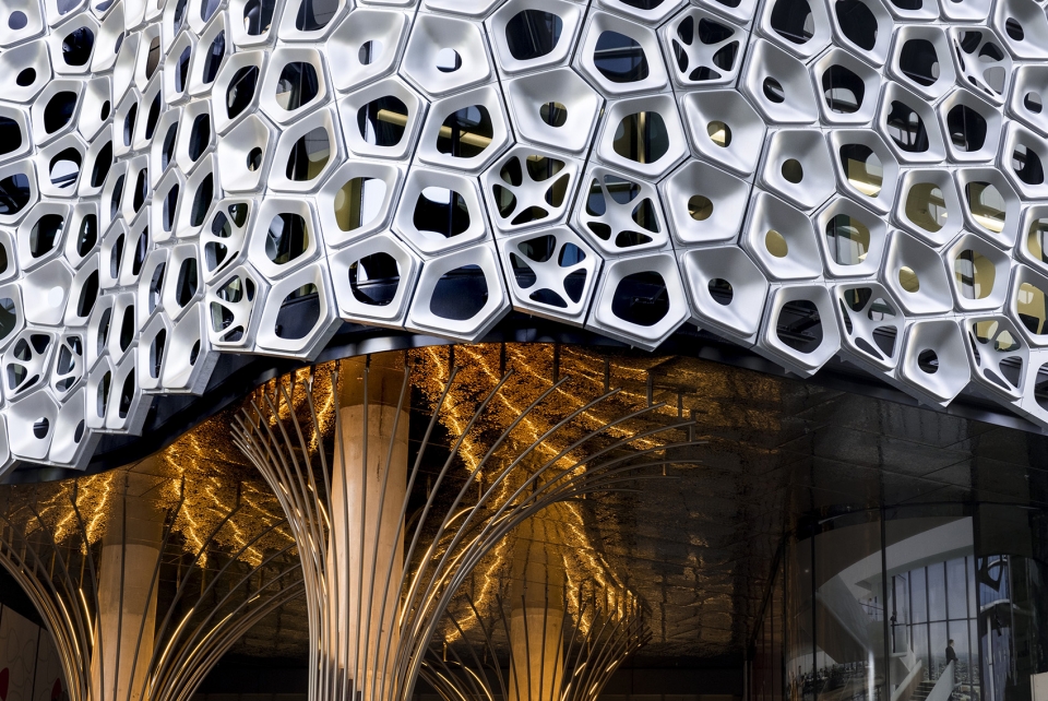 1547865277175308.jpg 003-iconic-facade-from-australian-artist-alexander-knox-by-uap-960x642.jpg