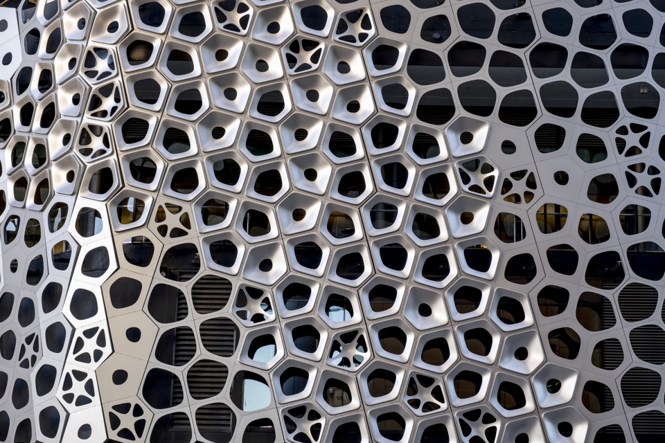 1547865315490005.jpg 002-iconic-facade-from-australian-artist-alexander-knox-by-uap-960x640.jpg